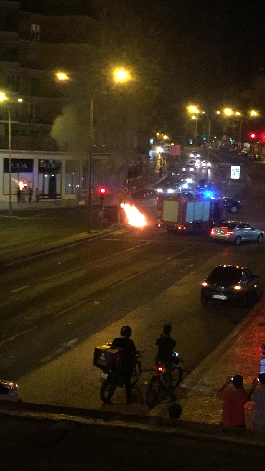 Carro em chamas em Lisboa | Vídeo