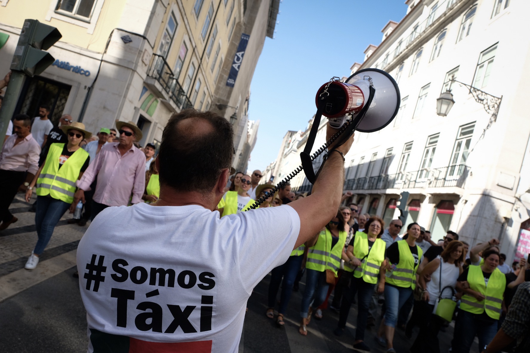 Mais de 200 taxistas vão em protesto na Assembleia da República