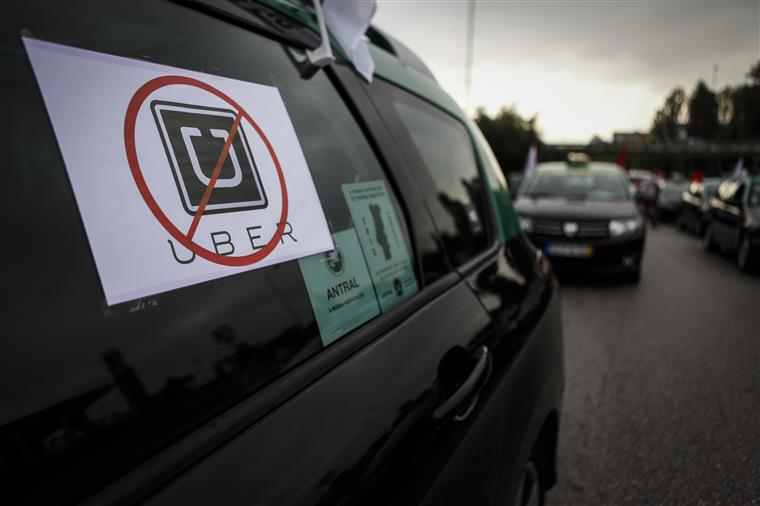 Taxistas terminam protesto contra &#8216;lei Uber&#8217;