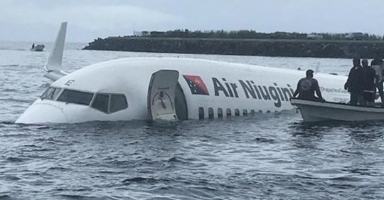 Avião faz amaragem no Pacífico com perto de 50 pessoas a bordo