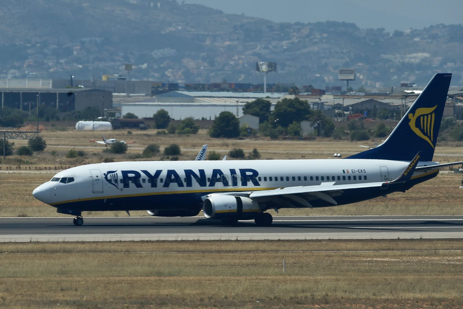 Avião embate em roda de trem de aterragem no Porto