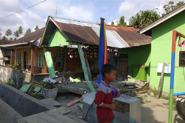Número de mortos na Indonésia após tsunami sobe para 384
