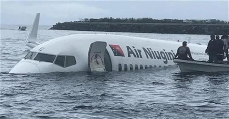Depois de amaragem de avião em lago do Pacífico, uma pessoa está desaparecida