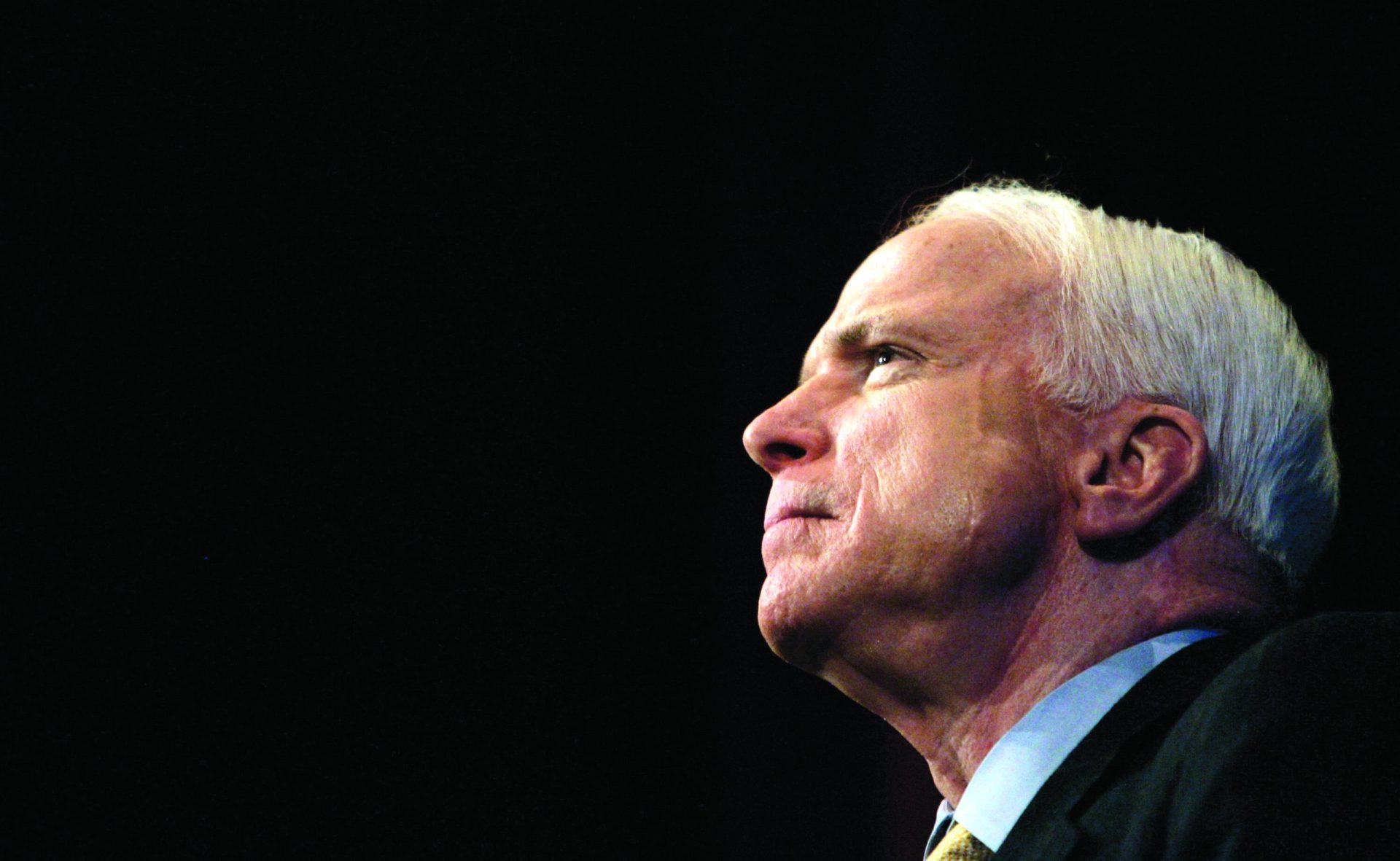 John McCain. Entre heroísmo e belicismo