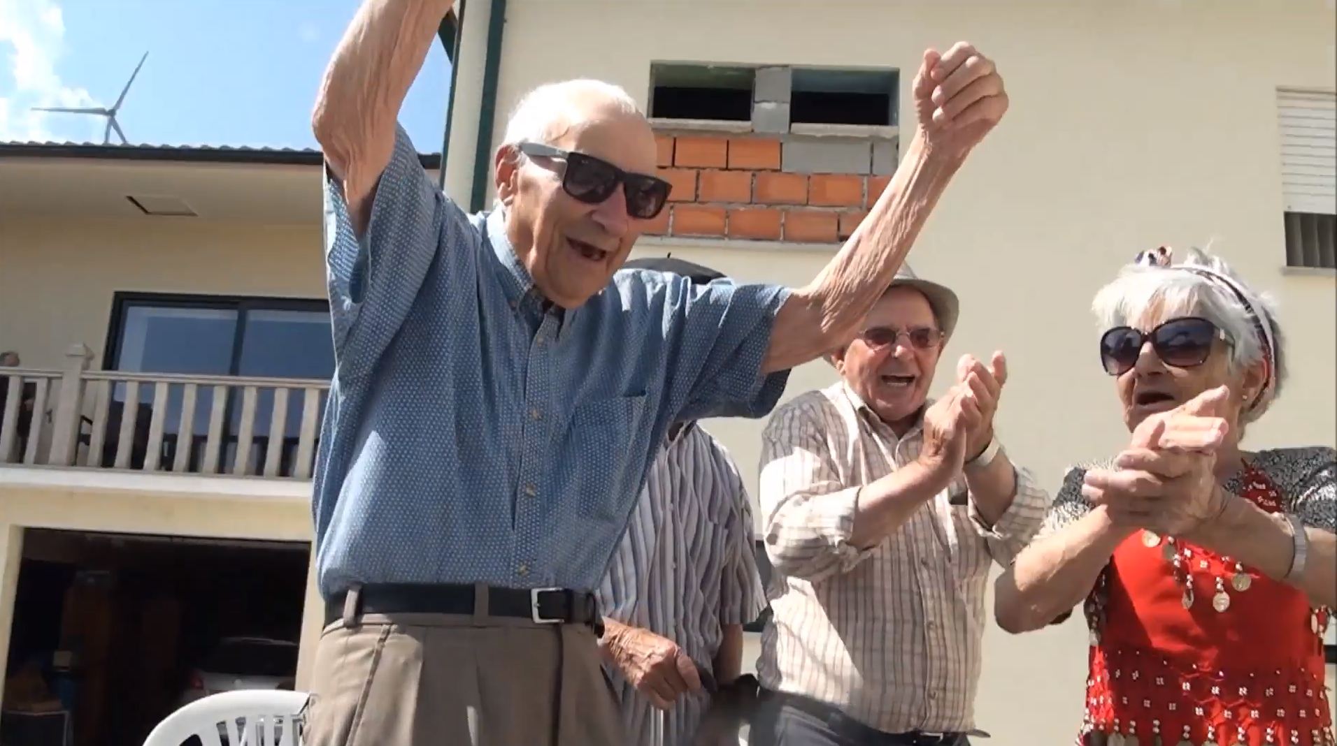Grupo de idosos grava videoclip de “Mafiosa” | Vídeo