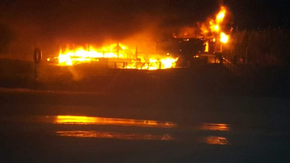 Bar na Praia do Baleal totalmente destruído por incêndio