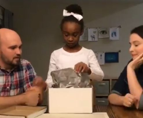 Esta menina recebeu o melhor presente do mundo… E não conseguiu conter as lágrimas