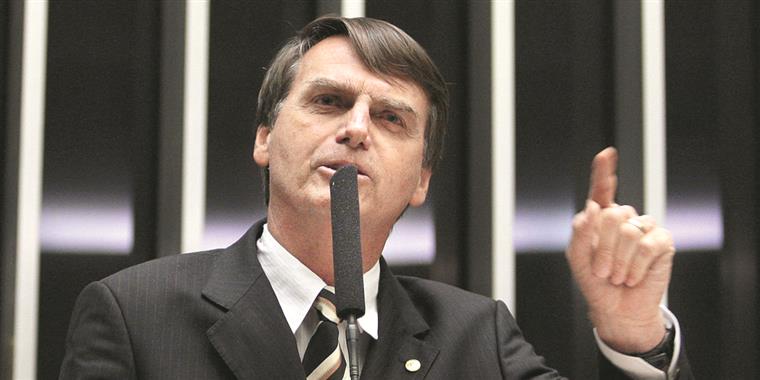 Bolsonaro esfaqueado durante ação de campanha no Brasil | Vídeo