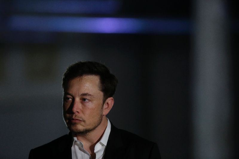 Caos na Tesla após vídeo de Elon Musk a fumar marijuana