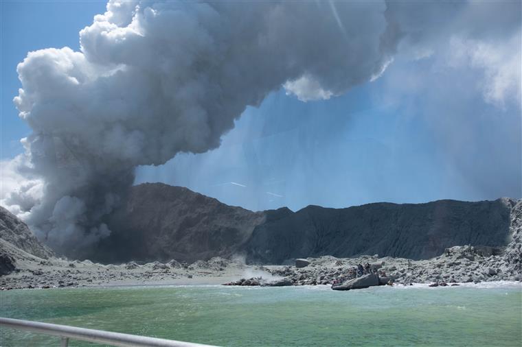 Nova Zelândia. Operações de salvamento em pausa devido a novo risco de erupção