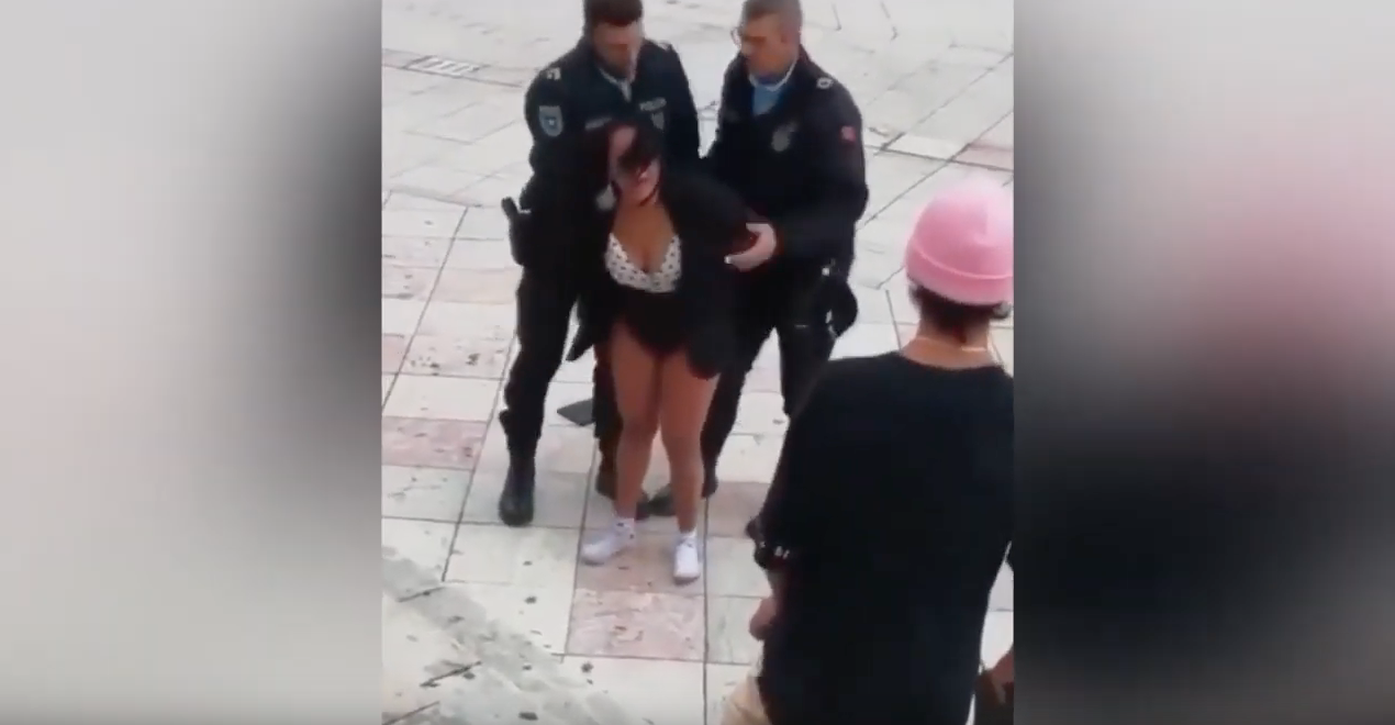 Vídeo mostra mulher bêbeda a agredir polícias