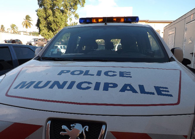 Três crianças de 4 anos encontradas mortas dentro de carro na ilha Mayotte