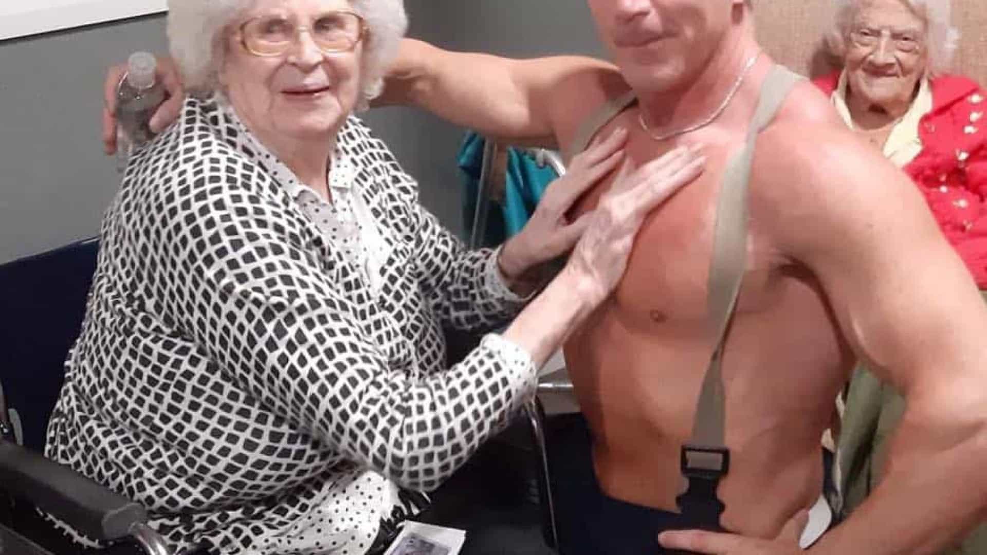 Mulher de 89 anos queria ver striptease antes de morrer e lar decidiu realizar o seu sonho