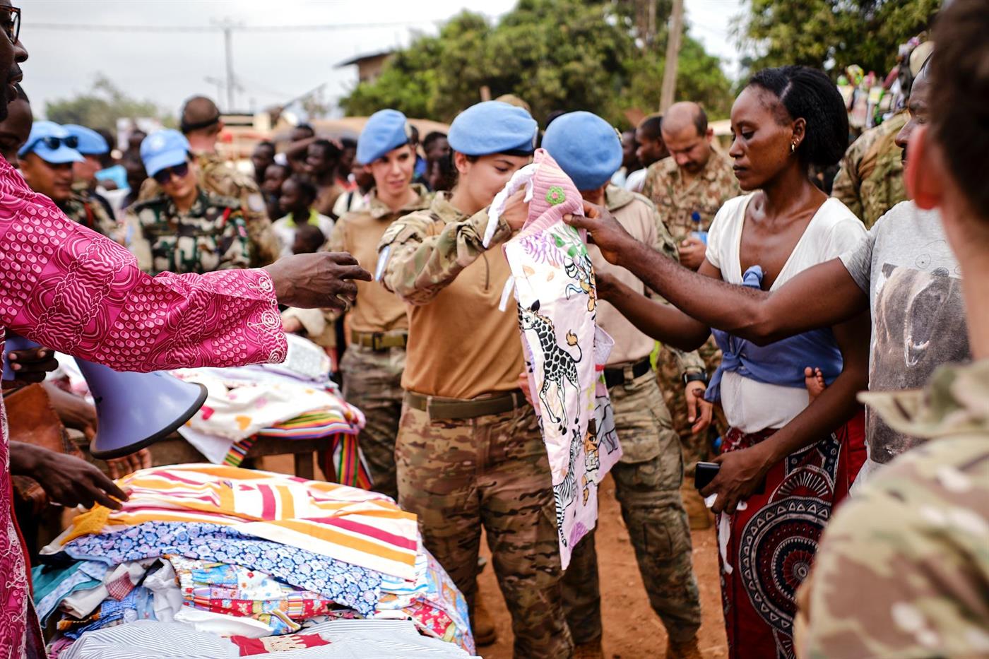 Militares portugueses distribuíram bolas de futebol e vestidos a crianças na República Centro-Africana