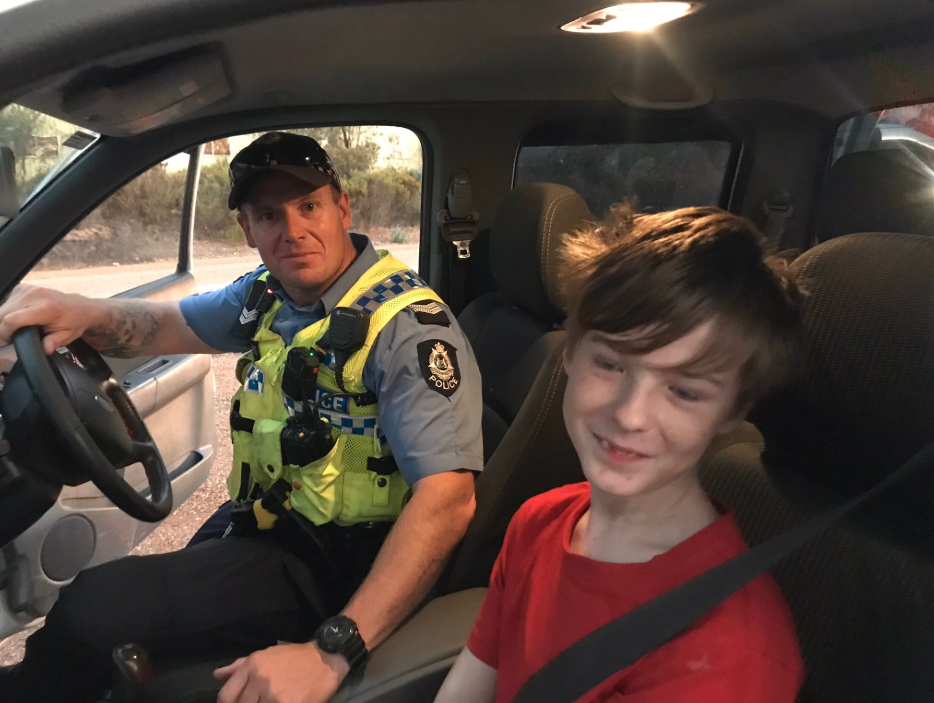 Criança de 12 anos conduz durante uma hora para fugir às chamas na Austrália