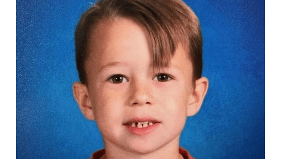 Menino de sete anos morre atropelado por carro alegórico conduzido pelo pai