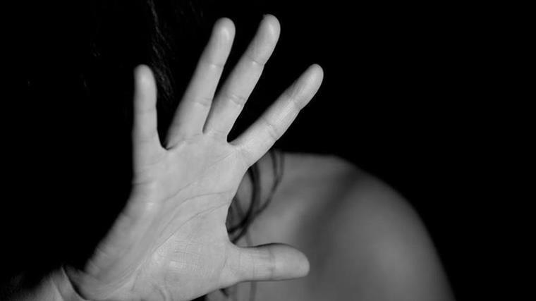 Detido por violência doméstica contra a companheira de 25 anos