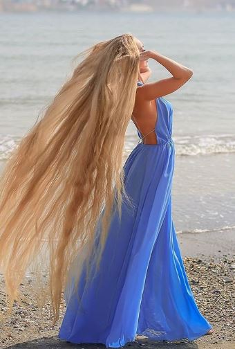 Mulher usa cabelo com quase dois metros de comprimento: “A verdadeira beleza está no natural”