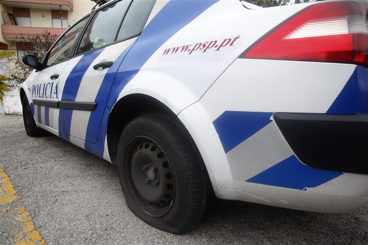Carro da PSP vandalizado depois de denúncia de excesso de ruído em bairro de Elvas