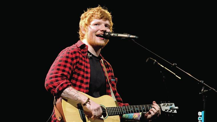 Ed Sheeran admite que comentários na Internet o levaram a perder mais de 22 quilos