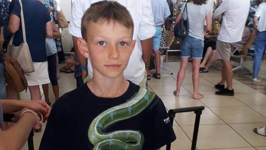 Menino de 10 anos proibido de voar vestido com t-shirt com desenho de cobra