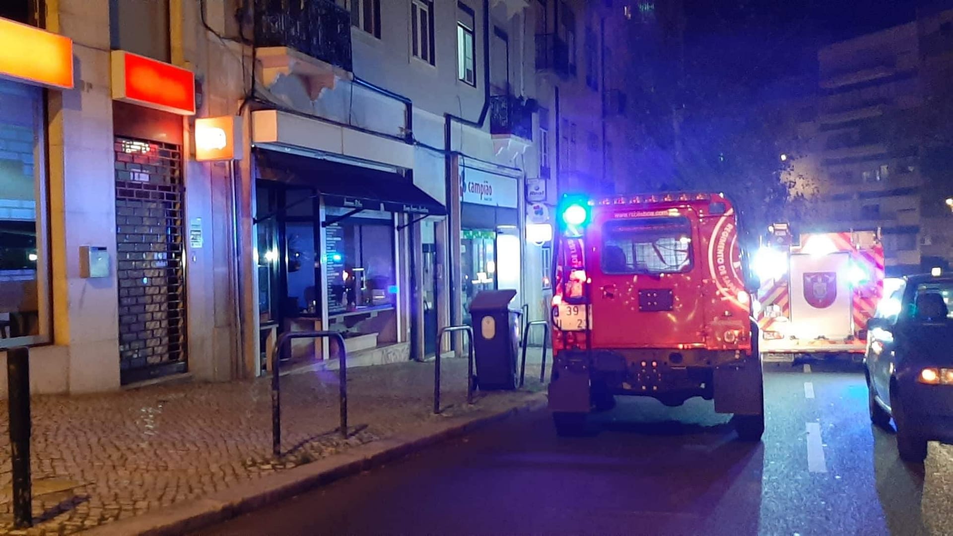 Incêndio deflagra em rua no centro de Lisboa