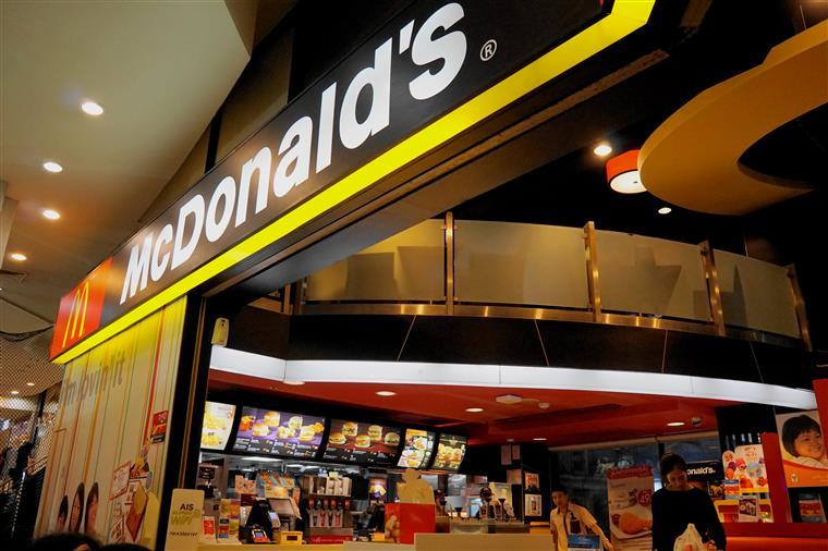 Funcionários do McDonald’s salvam mulher e ajudam a deter homem abusivo