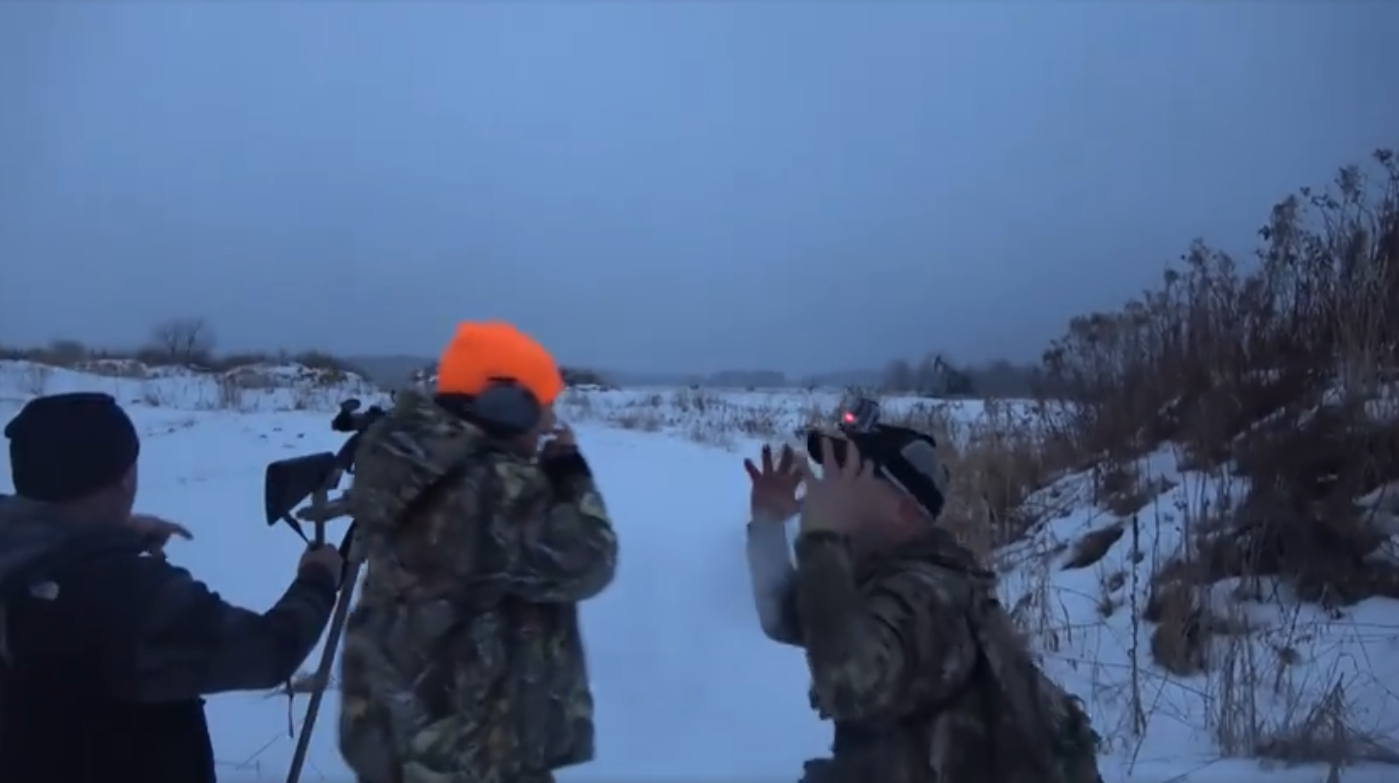 Criança de oito anos dispara contra alce de 300 kg e torna-se a mais jovem caçadora do Michigan | Vídeo