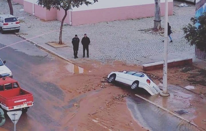Rebentamento de conduta abre buraco na via pública e engole carro em Olhão