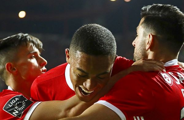 Benfica segura liderança com vitória por 4-1 no Bessa
