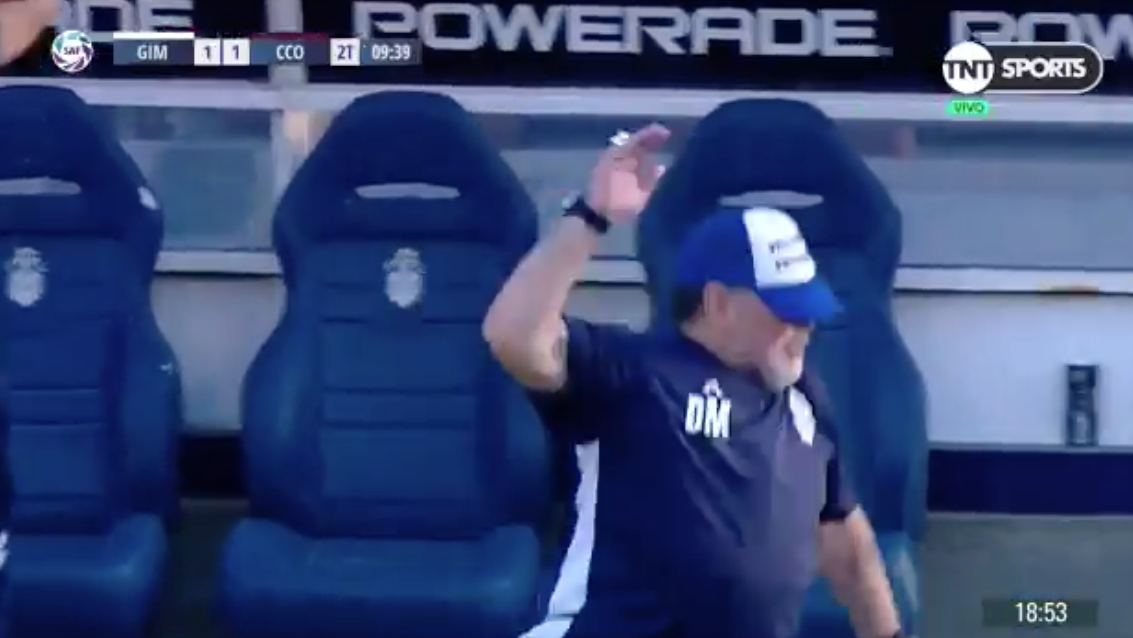 A incrível queda de Maradona depois da equipa desperdiçar um golo