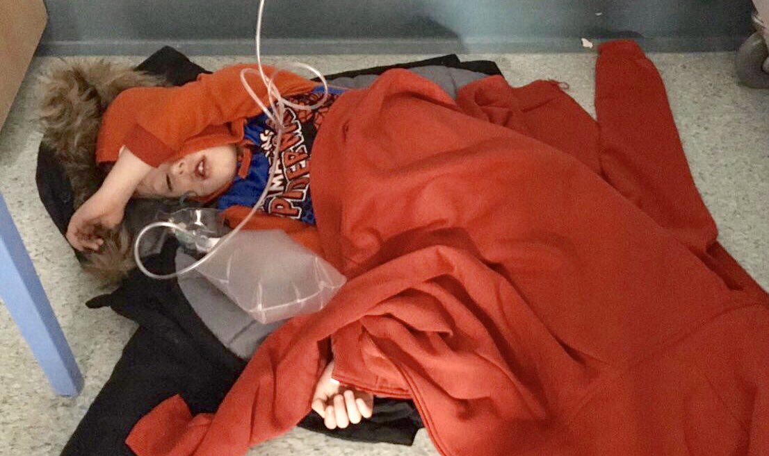 Criança de quatro anos com pneumonia forçada a dormir em chão de hospital