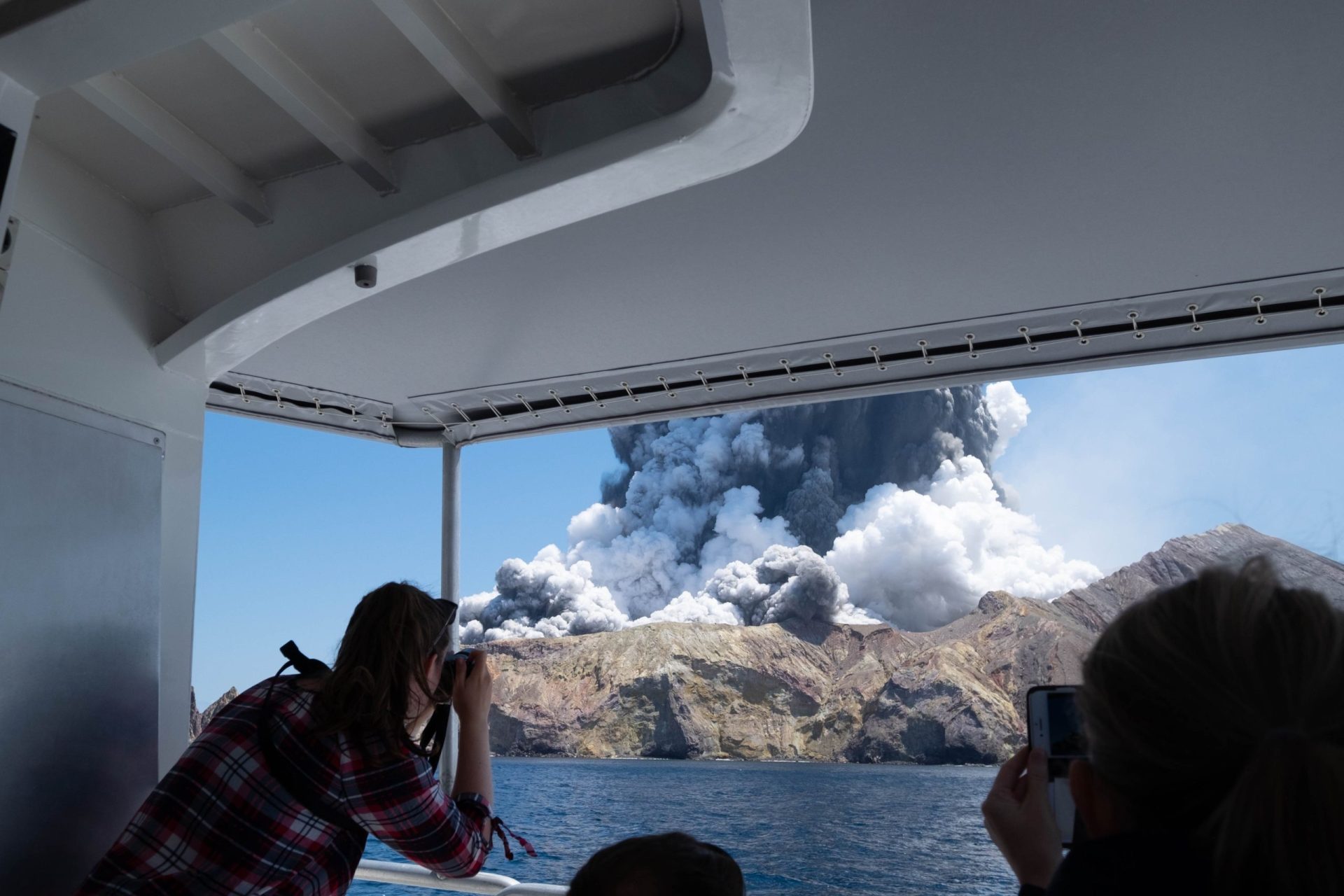 Imagens mostram momento em que turistas são surpreendidos com vulcão a entrar em erupção | Vídeo