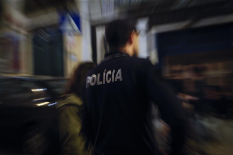 Jovem de 19 anos detido por roubar e agredir estafetas de entrega de pizzas em Oeiras
