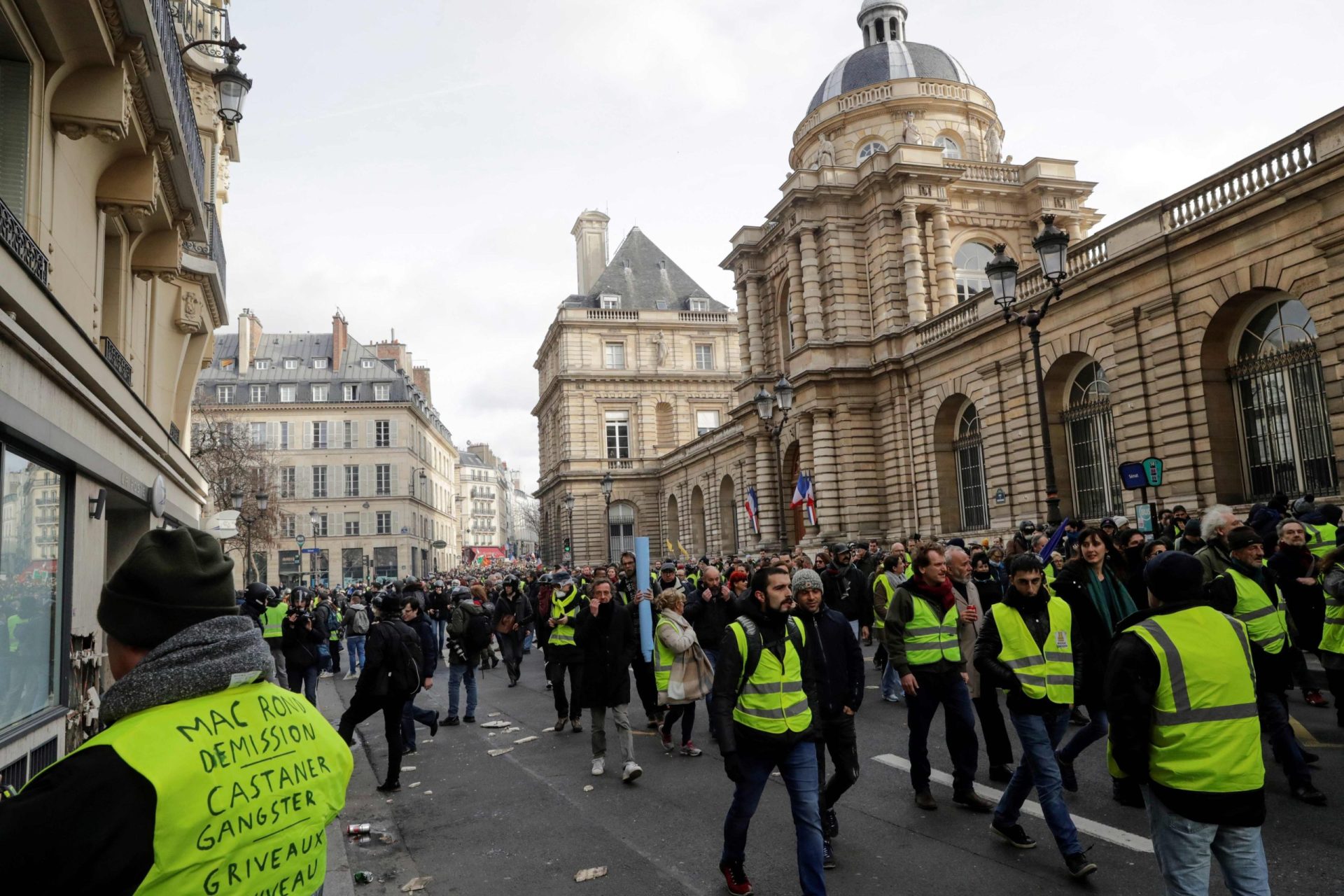 Coletes Amarelos. Representantes querem “reunião de emergência” com Governo francês