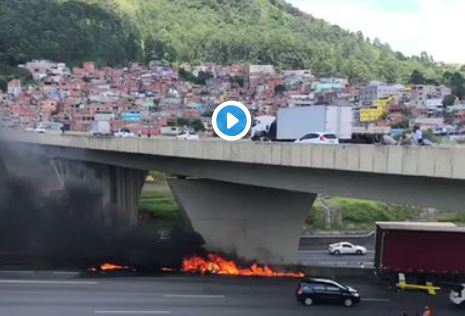 Helicóptero despenha-se e embate contra camião em estrada de São Paulo | VÍDEO