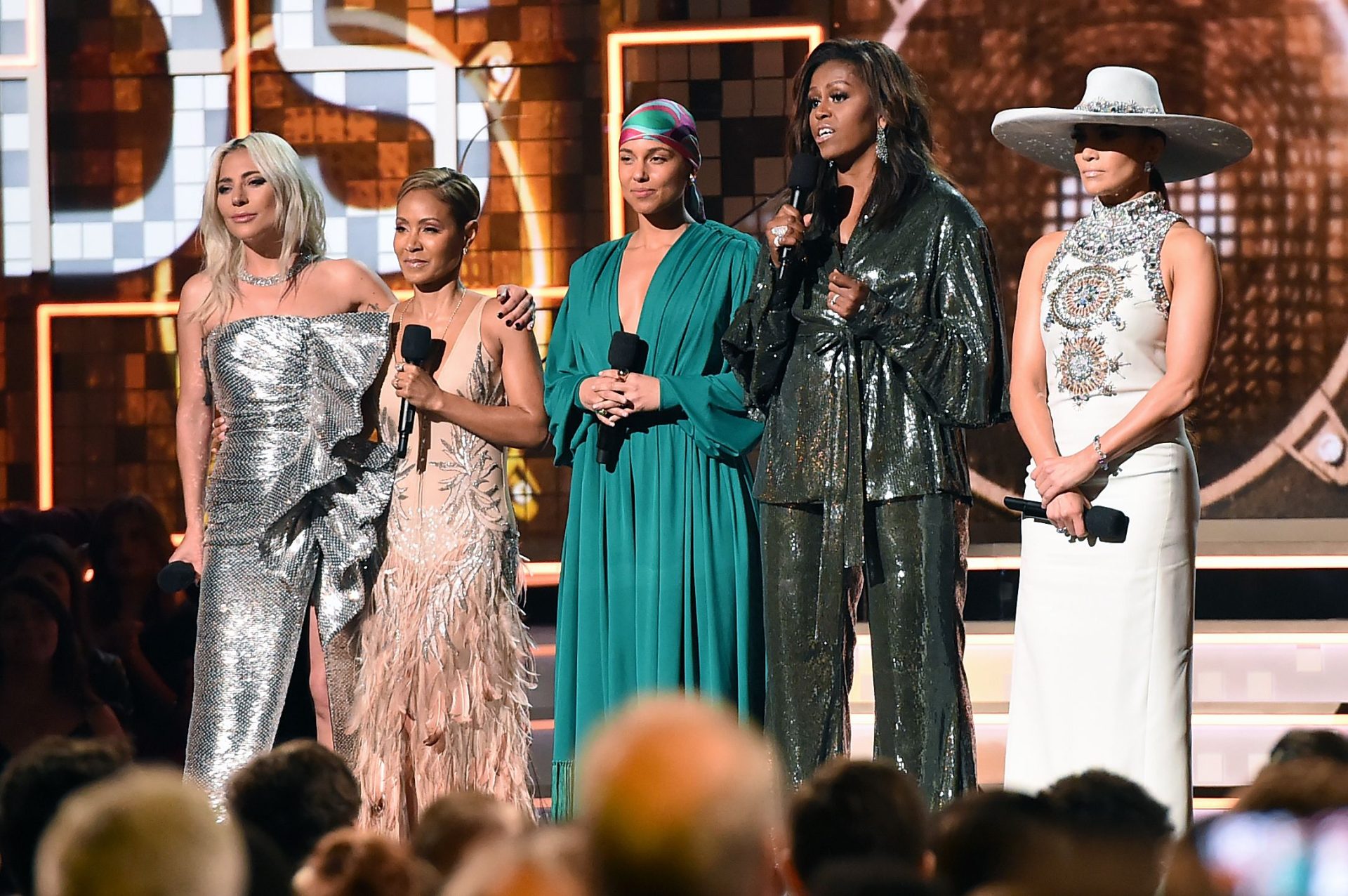 Michelle Obama surpreende ao aparecer em palco nos Grammy 2019