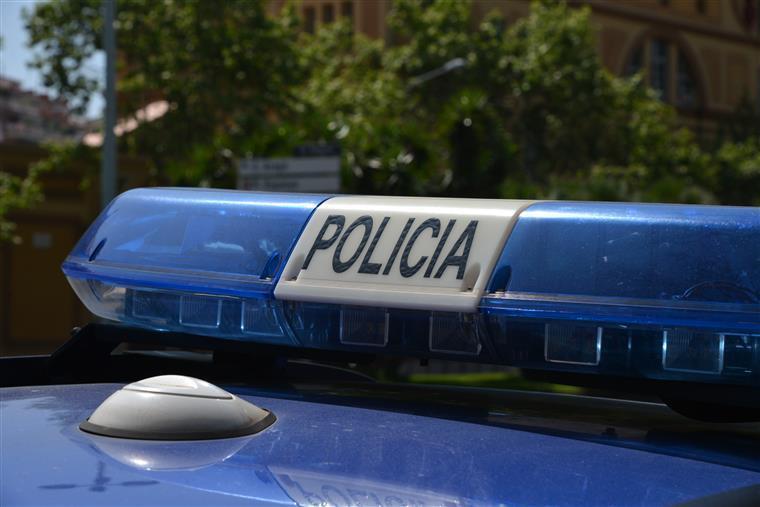 Homem detido em Setúbal após ameaçar funcionários com faca e assaltar farmácia e banco