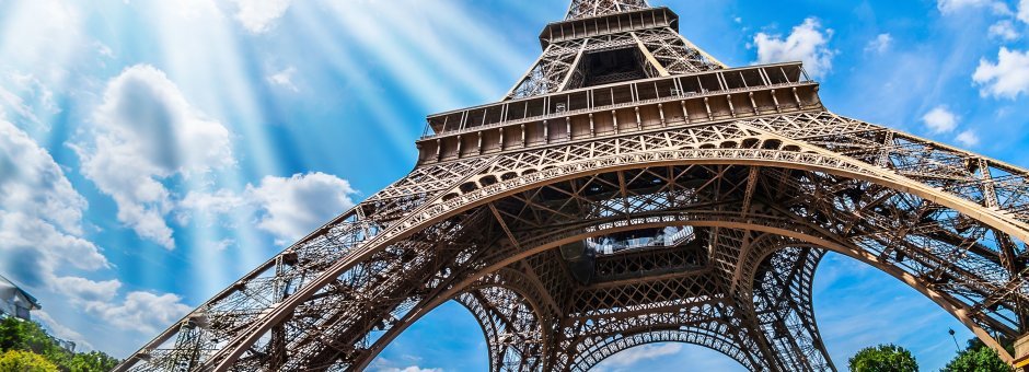 Morreu menina portuguesa de cinco anos que caiu perto de Torre Eiffel