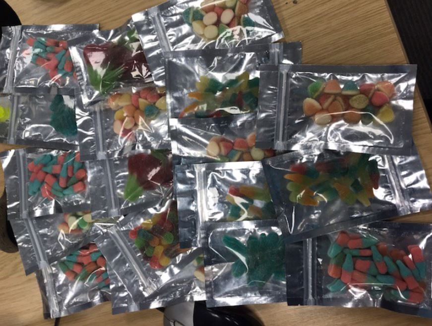 Homem detido por tentar vender droga escondida em gomas à porta de escola