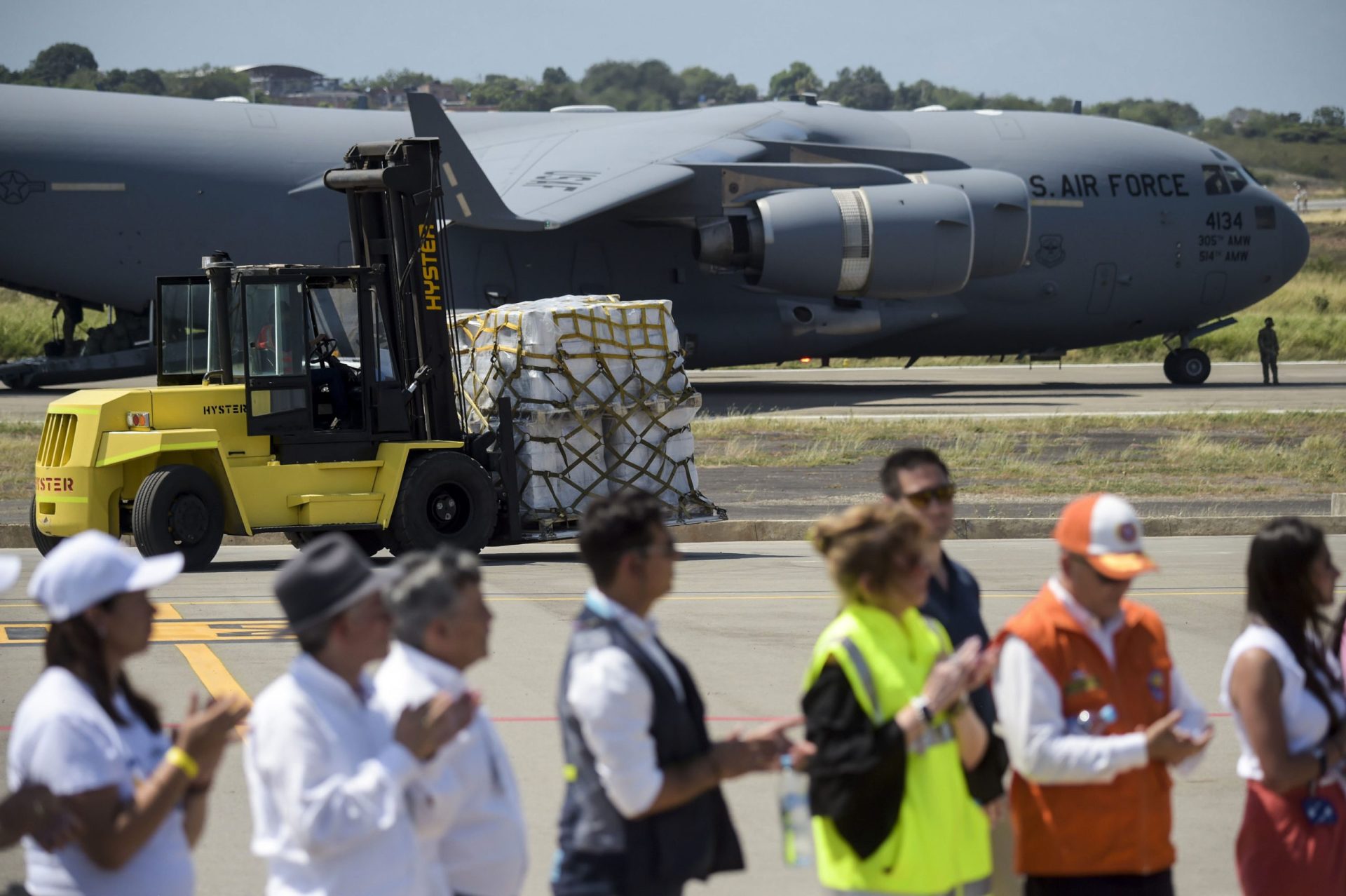 Primeiro de três aviões dos EUA com ajuda humanitária para a Venezuela já aterrou