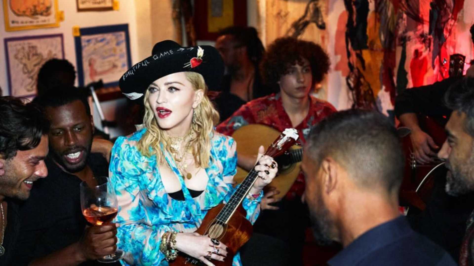 Madonna volta a partilhar vídeo do novo álbum desta vez ao som de “Casa da Mariquinhas” | Vídeo