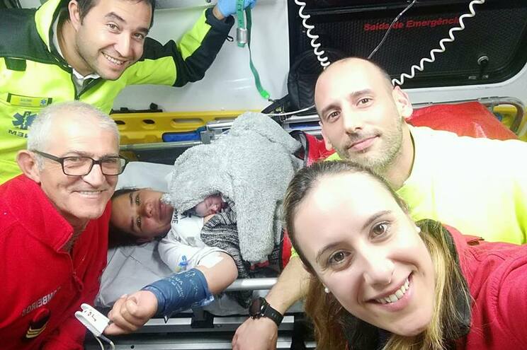 Bebé nasce em ambulância a caminho do hospital