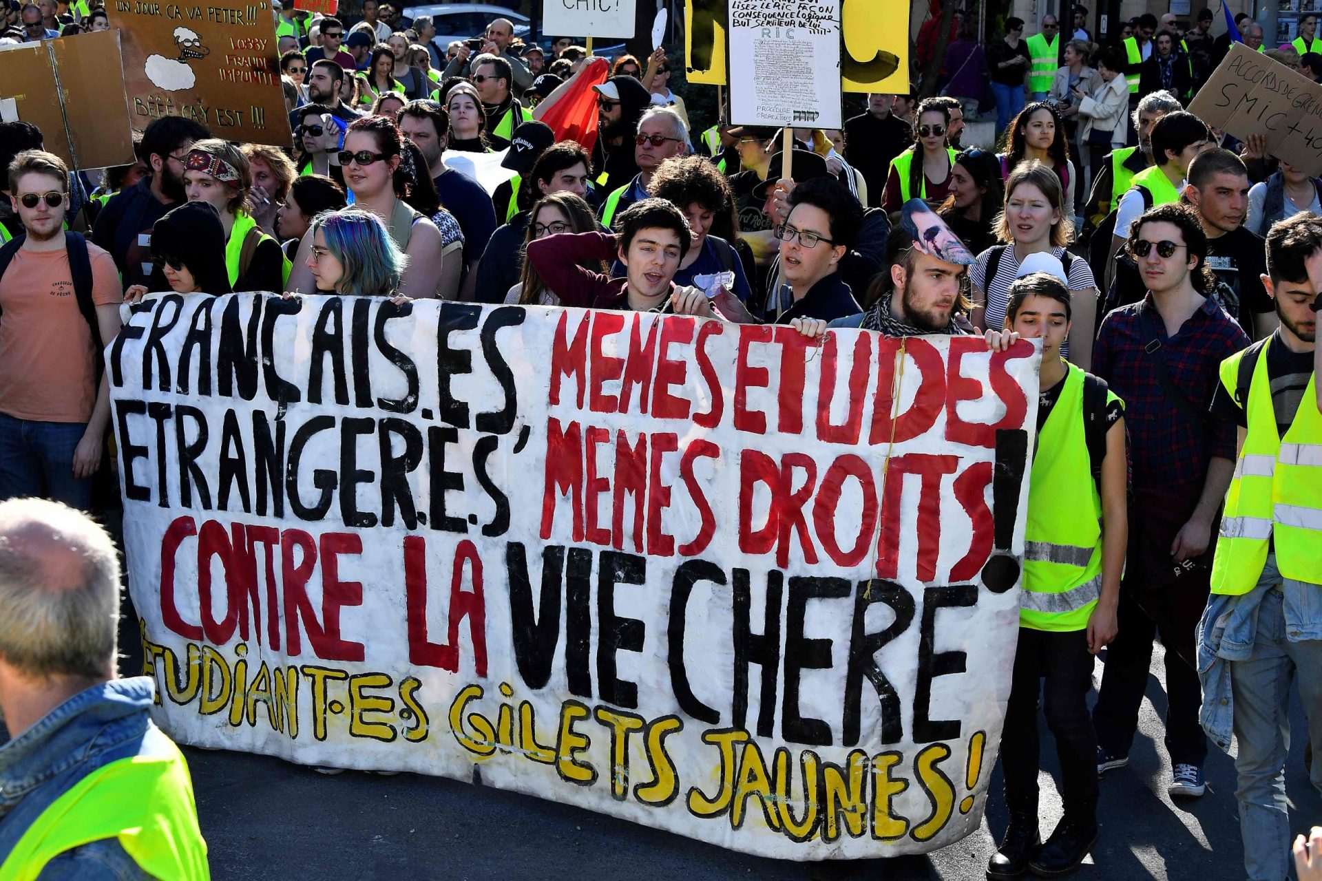 Ruas francesas voltam a receber protestos dos coletes amarelos | FOTOGALERIA]