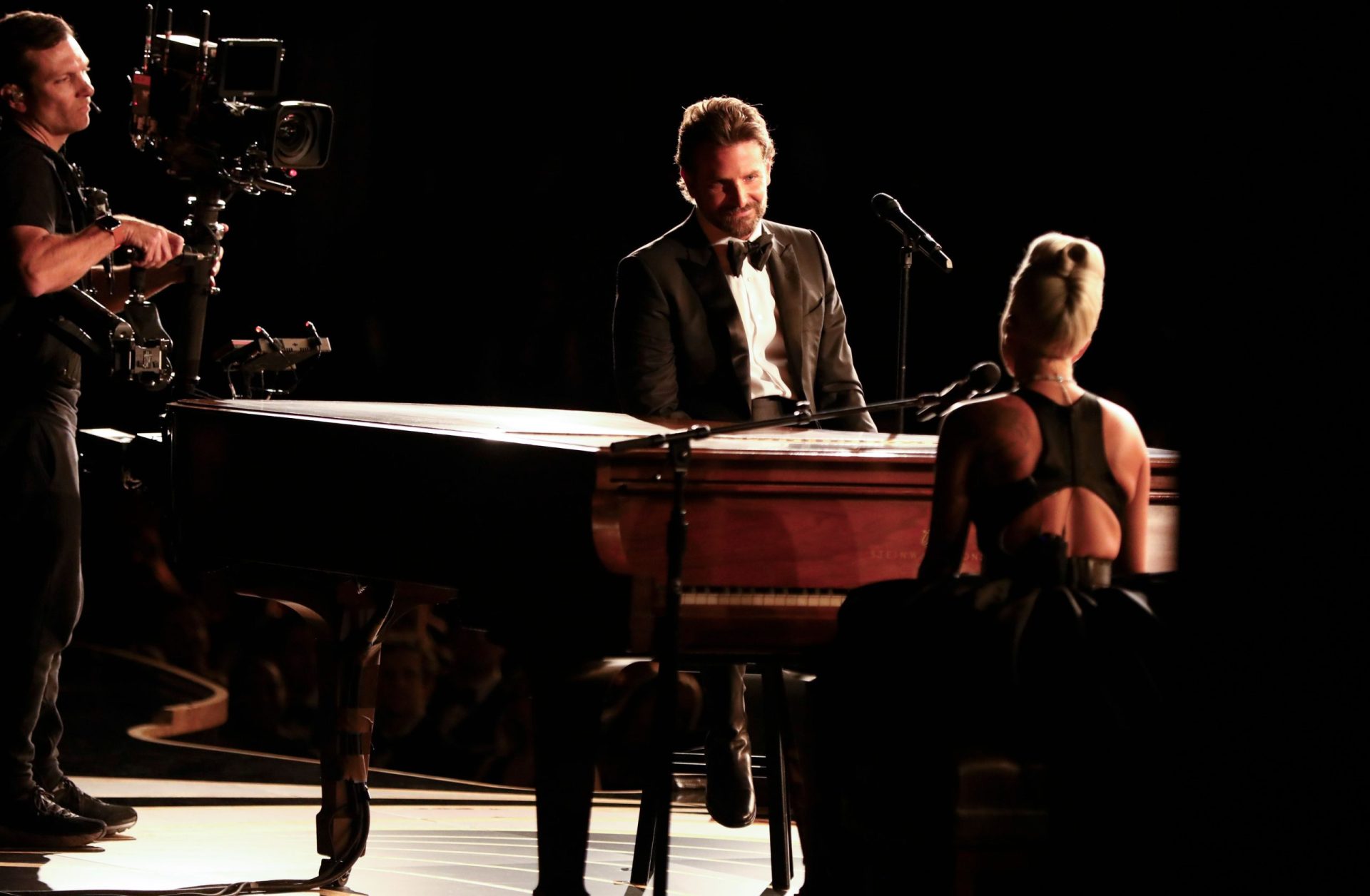 Lady Gaga e Bradley Cooper foram os protagonistas de um dos momentos da noite dos Óscares