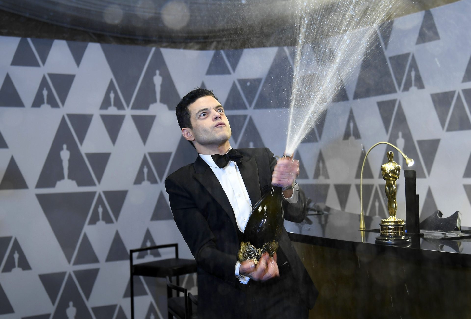 Rami Malek conquistou o Óscar de Melhor Ator e&#8230;. caiu do palco | Fotos