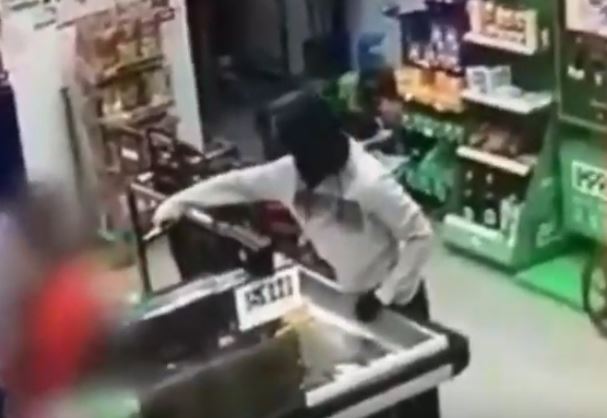 Mulher ameaça matar funcionária grávida durante assalto a supermercado em Peniche | Vídeo
