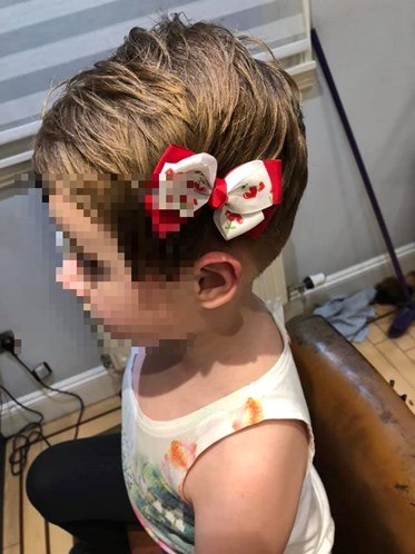 Desafio (perigoso) da internet leva criança de apenas cinco anos a rapar o cabelo