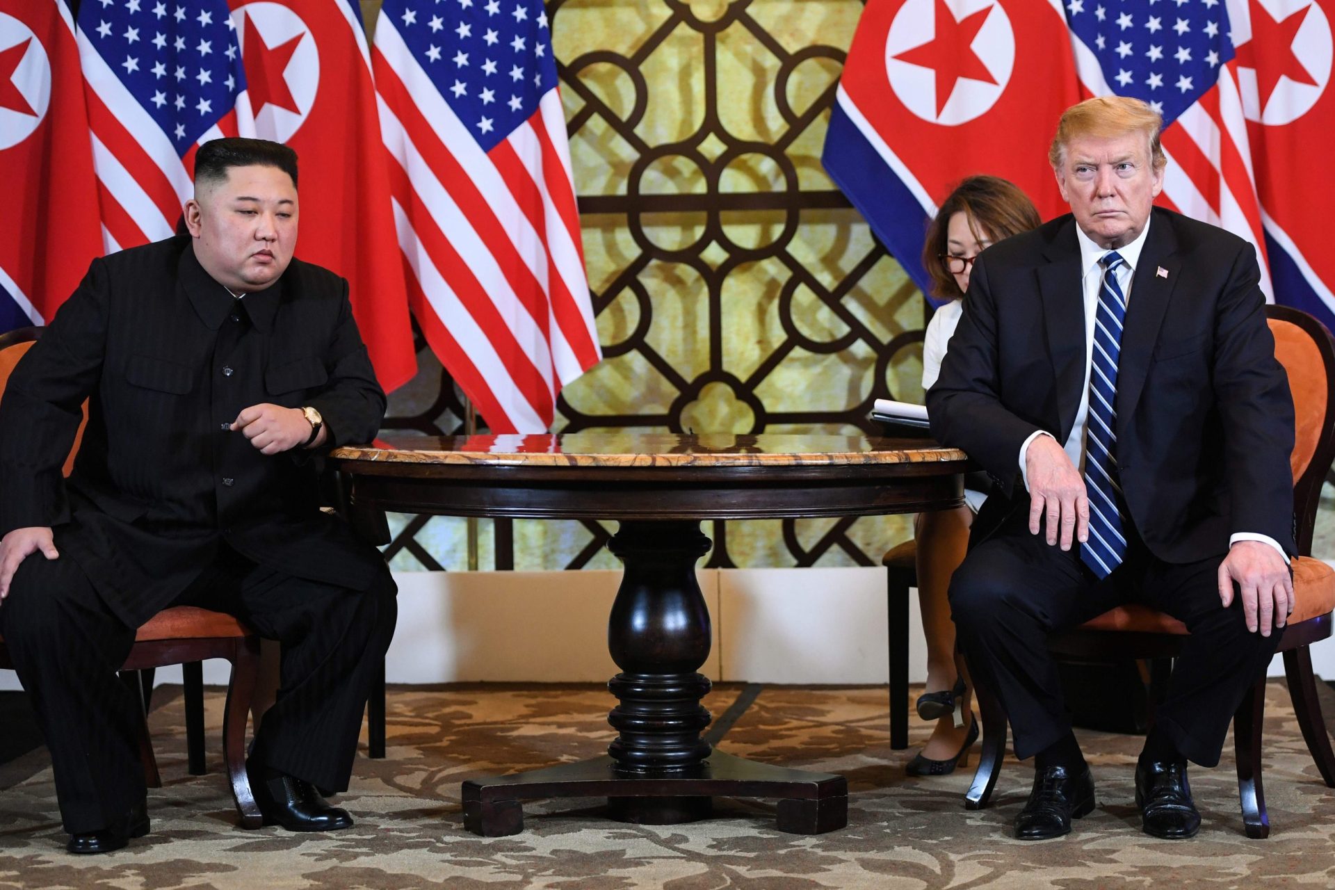Trump e Kim não se entendem e cimeira acaba mais cedo