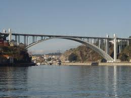 Colisão em ponte no Porto faz um morto e dois feridos
